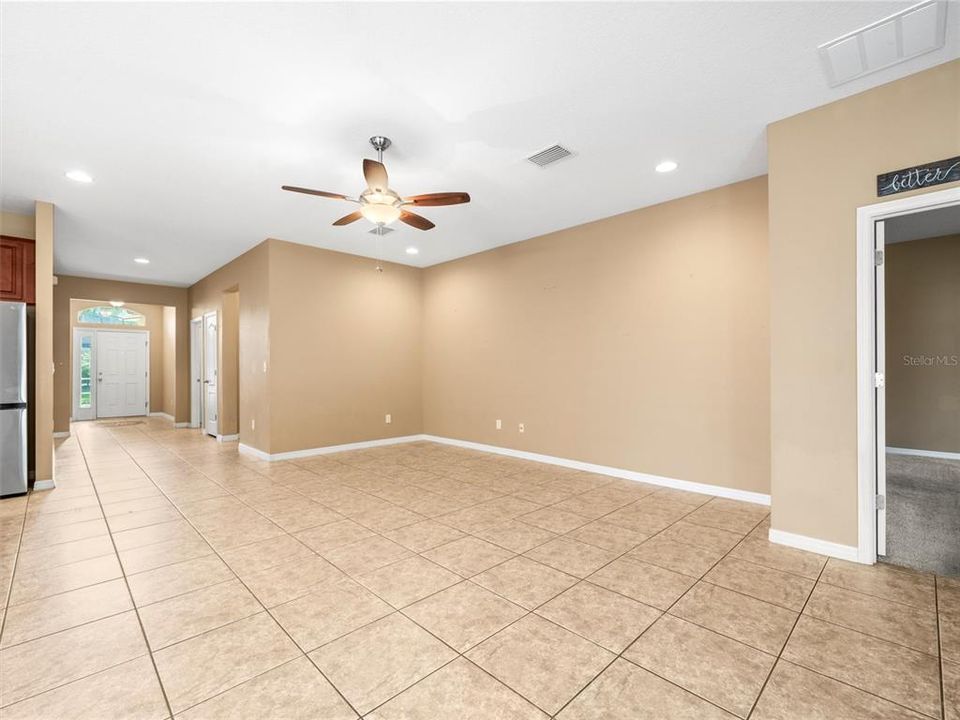 合同活跃: $450,000 (4 贝兹, 2 浴室, 2037 平方英尺)