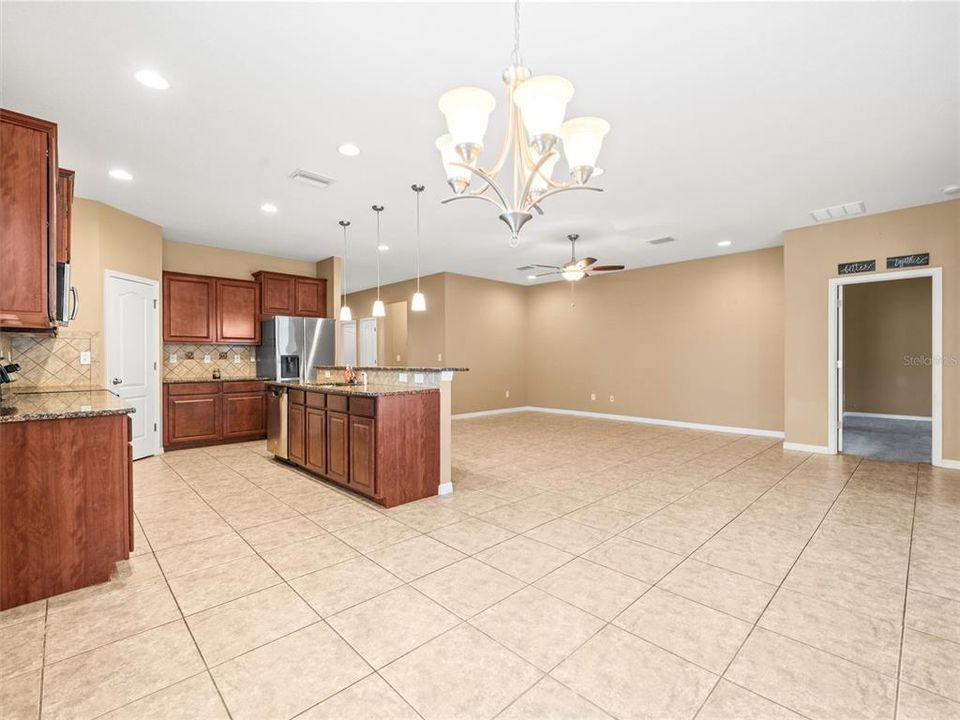 合同活跃: $450,000 (4 贝兹, 2 浴室, 2037 平方英尺)