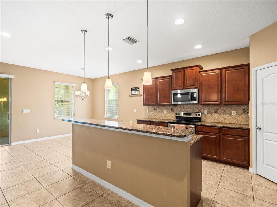 合同活跃: $450,000 (4 贝兹, 2 浴室, 2037 平方英尺)