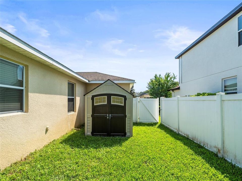 合同活跃: $450,000 (4 贝兹, 2 浴室, 2037 平方英尺)