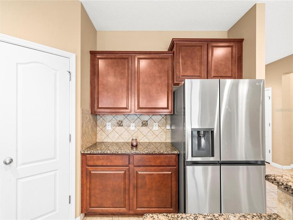 合同活跃: $450,000 (4 贝兹, 2 浴室, 2037 平方英尺)