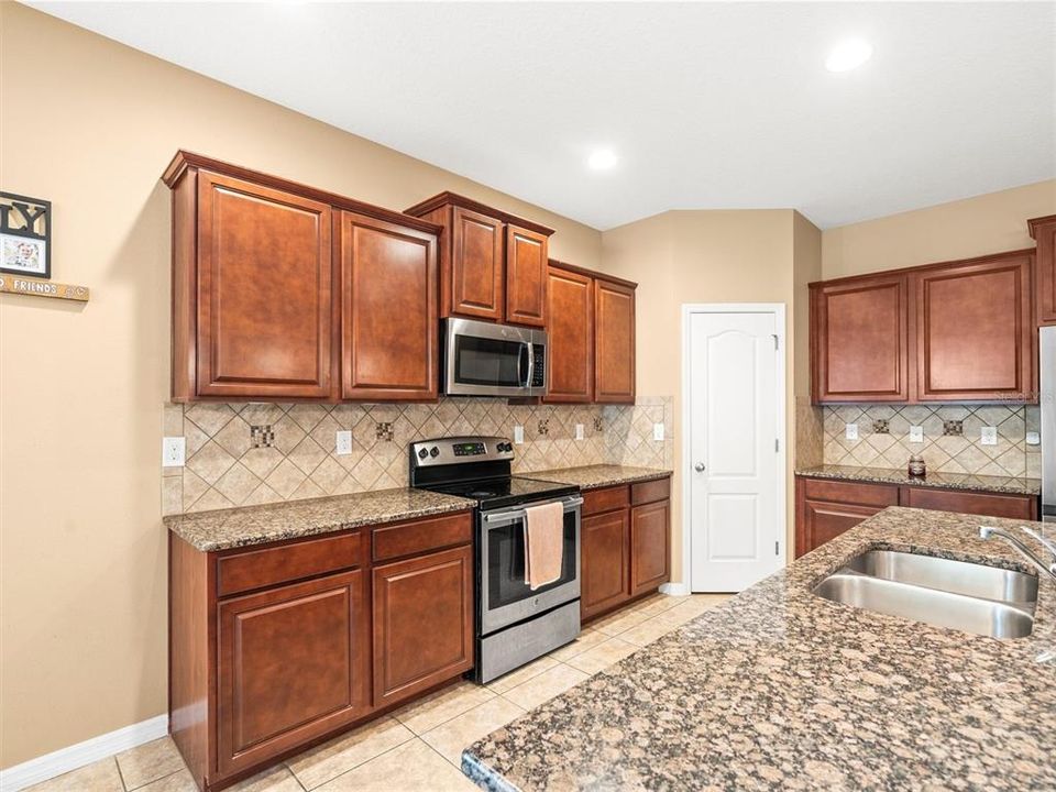 合同活跃: $450,000 (4 贝兹, 2 浴室, 2037 平方英尺)