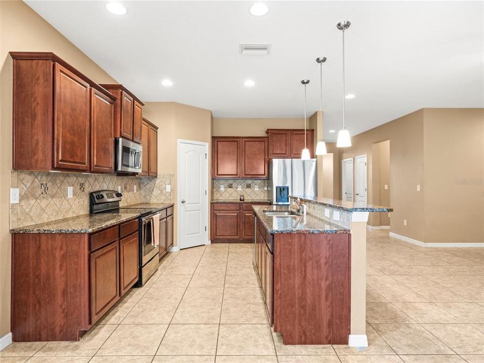 合同活跃: $450,000 (4 贝兹, 2 浴室, 2037 平方英尺)