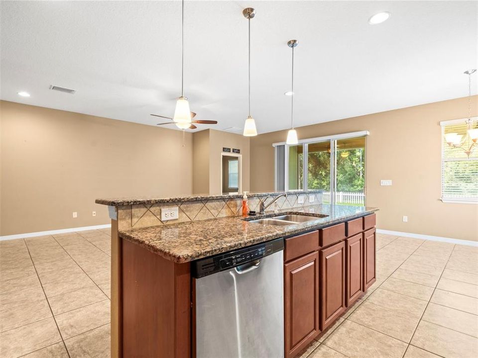 合同活跃: $450,000 (4 贝兹, 2 浴室, 2037 平方英尺)