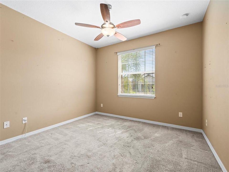 合同活跃: $450,000 (4 贝兹, 2 浴室, 2037 平方英尺)