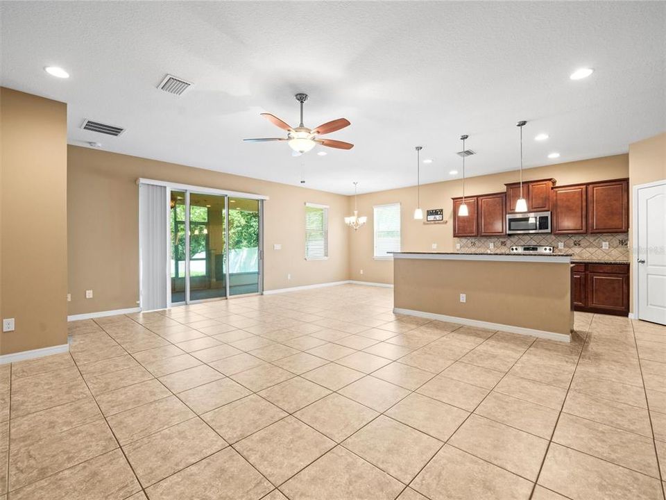 合同活跃: $450,000 (4 贝兹, 2 浴室, 2037 平方英尺)