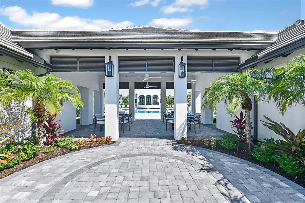 合同活跃: $669,900 (3 贝兹, 3 浴室, 2110 平方英尺)