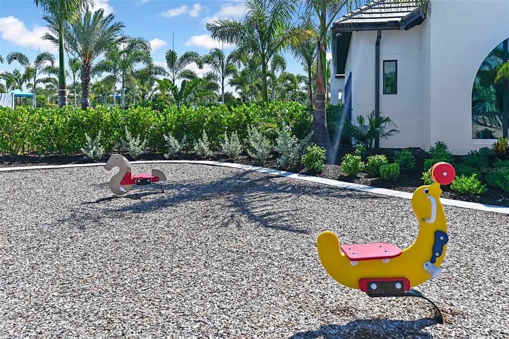 合同活跃: $669,900 (3 贝兹, 3 浴室, 2110 平方英尺)