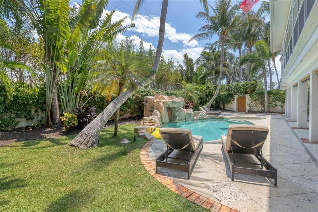 出租: $8,000 (3 贝兹, 3 浴室, 3506 平方英尺)