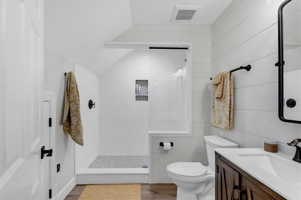 出租: $8,000 (3 贝兹, 3 浴室, 3506 平方英尺)