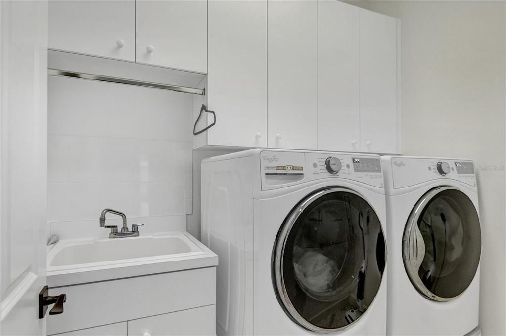 出租: $8,000 (3 贝兹, 3 浴室, 3506 平方英尺)