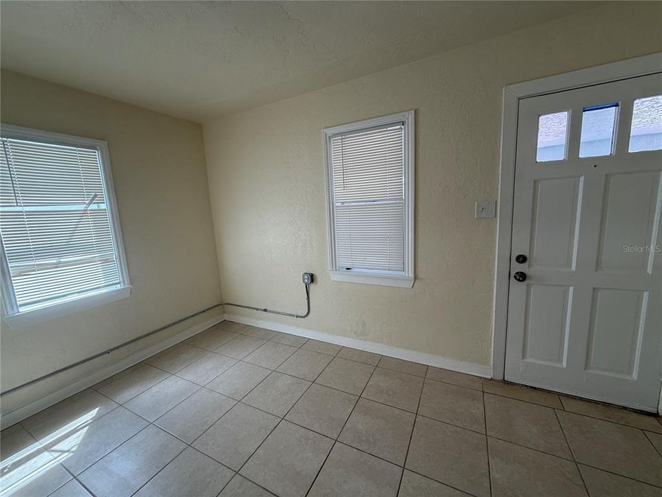 Active With Contract: $1,400 (1 beds, 1 baths, 400 Square Feet)