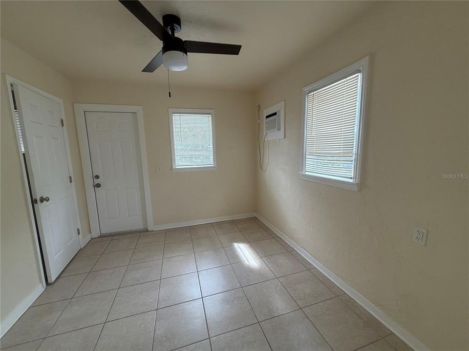 Active With Contract: $1,400 (1 beds, 1 baths, 400 Square Feet)