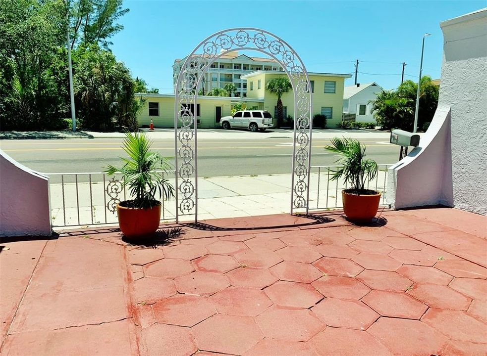 Active With Contract: $1,400 (1 beds, 1 baths, 400 Square Feet)