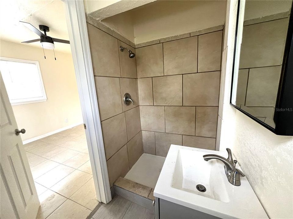 Active With Contract: $1,400 (1 beds, 1 baths, 400 Square Feet)