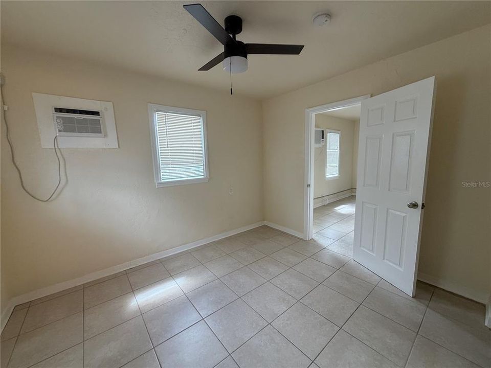 Active With Contract: $1,400 (1 beds, 1 baths, 400 Square Feet)