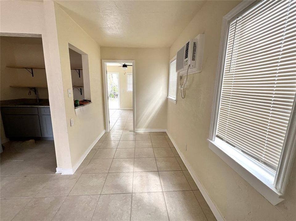 Active With Contract: $1,400 (1 beds, 1 baths, 400 Square Feet)