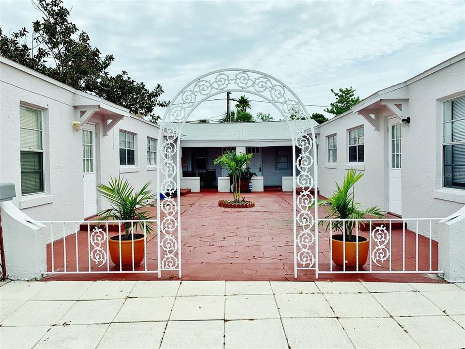 Active With Contract: $1,400 (1 beds, 1 baths, 400 Square Feet)