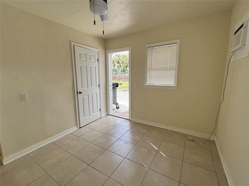 Active With Contract: $1,400 (1 beds, 1 baths, 400 Square Feet)