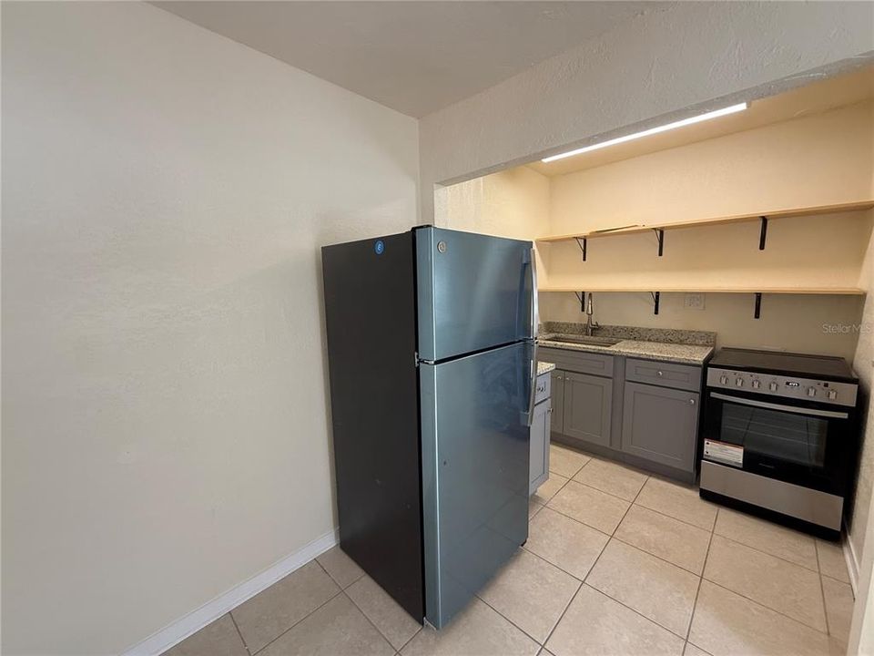 Active With Contract: $1,400 (1 beds, 1 baths, 400 Square Feet)