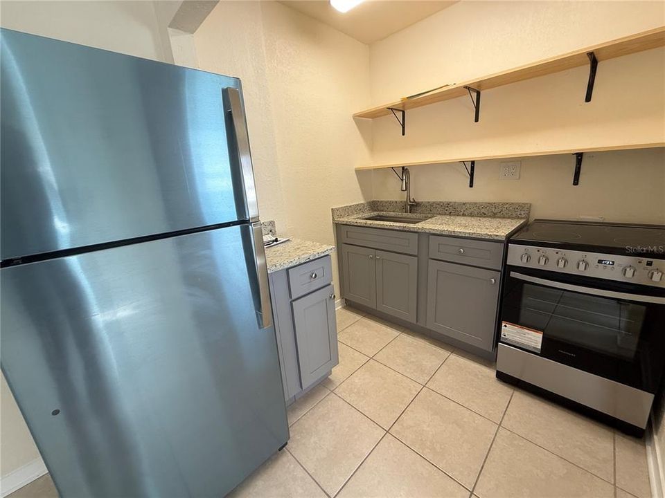 Active With Contract: $1,400 (1 beds, 1 baths, 400 Square Feet)