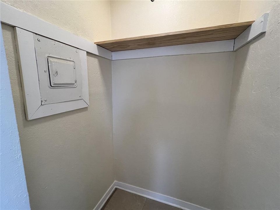 Active With Contract: $1,400 (1 beds, 1 baths, 400 Square Feet)