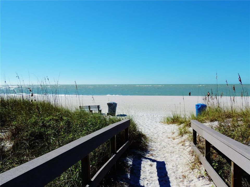 Active With Contract: $1,400 (1 beds, 1 baths, 400 Square Feet)