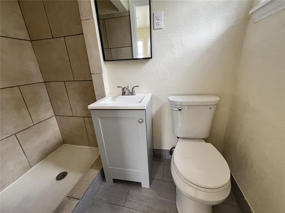 Active With Contract: $1,400 (1 beds, 1 baths, 400 Square Feet)