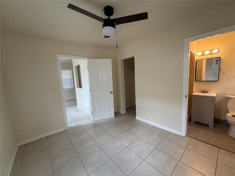 Active With Contract: $1,400 (1 beds, 1 baths, 400 Square Feet)