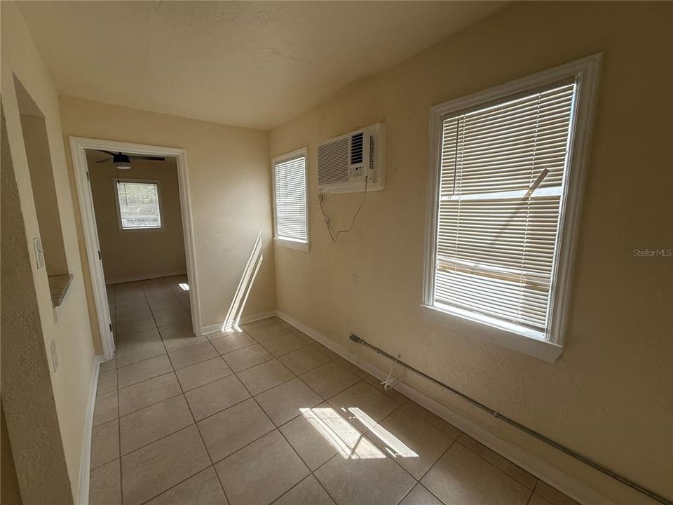 Active With Contract: $1,400 (1 beds, 1 baths, 400 Square Feet)