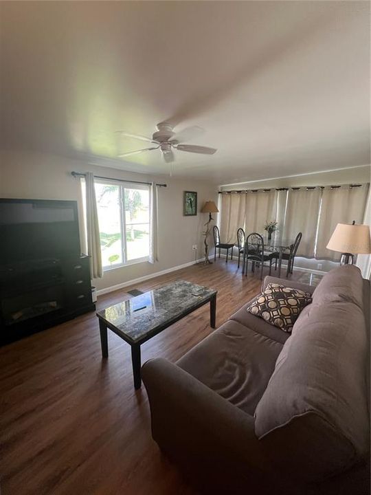 На продажу: $159,000 (2 спален, 2 ванн, 917 Квадратных фут)