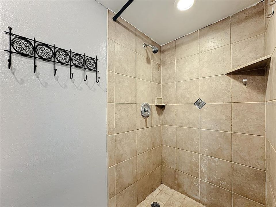 Activo con contrato: $209,990 (2 camas, 2 baños, 1285 Pies cuadrados)