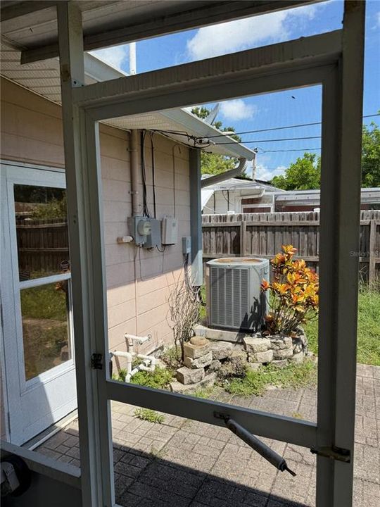 合同活跃: $150,000 (2 贝兹, 1 浴室, 1110 平方英尺)