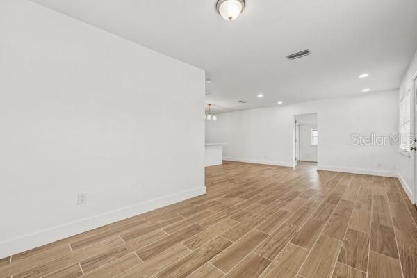 Activo con contrato: $364,900 (3 camas, 2 baños, 1282 Pies cuadrados)