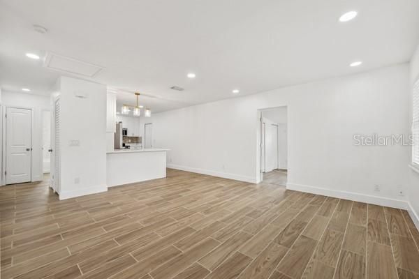 Activo con contrato: $364,900 (3 camas, 2 baños, 1282 Pies cuadrados)