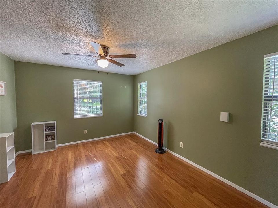 Activo con contrato: $165,000 (2 camas, 1 baños, 1176 Pies cuadrados)