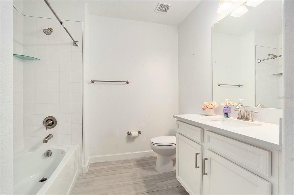 Activo con contrato: $225,000 (2 camas, 2 baños, 1405 Pies cuadrados)