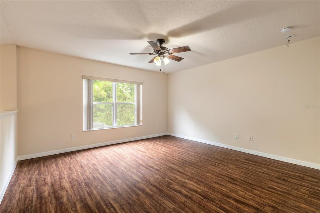 合同活跃: $399,900 (4 贝兹, 2 浴室, 2449 平方英尺)