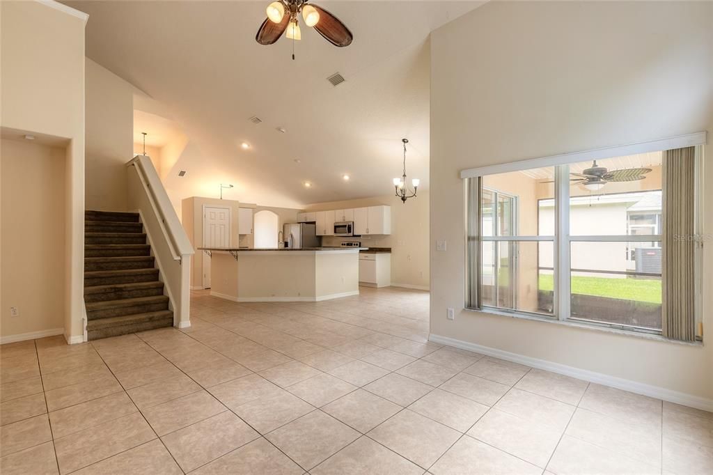 合同活跃: $399,900 (4 贝兹, 2 浴室, 2449 平方英尺)