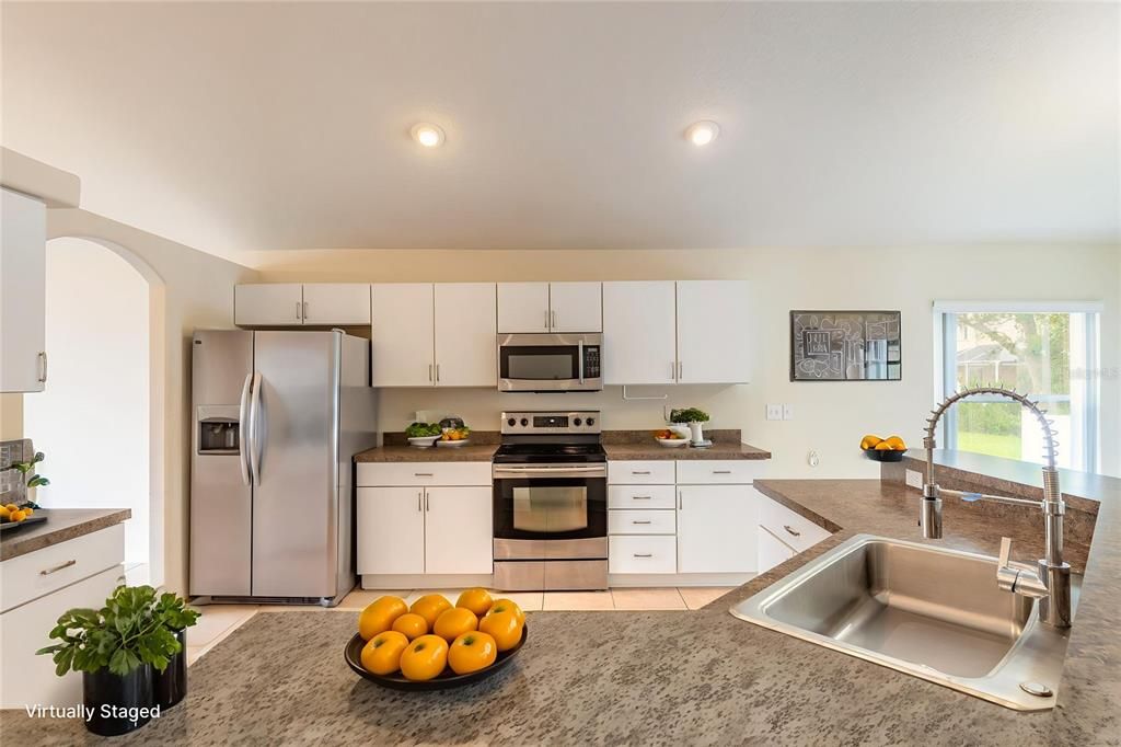 合同活跃: $399,900 (4 贝兹, 2 浴室, 2449 平方英尺)