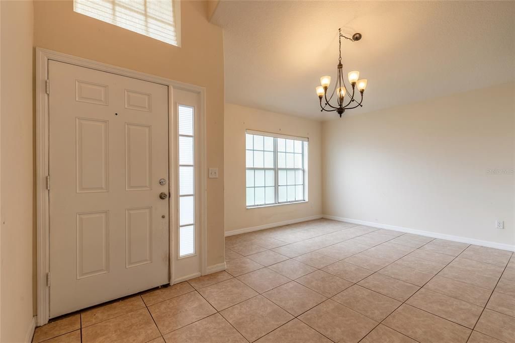 合同活跃: $399,900 (4 贝兹, 2 浴室, 2449 平方英尺)