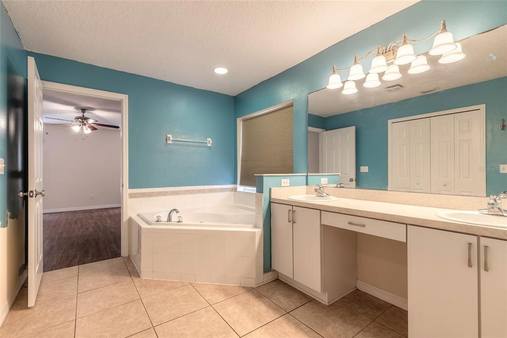 合同活跃: $399,900 (4 贝兹, 2 浴室, 2449 平方英尺)