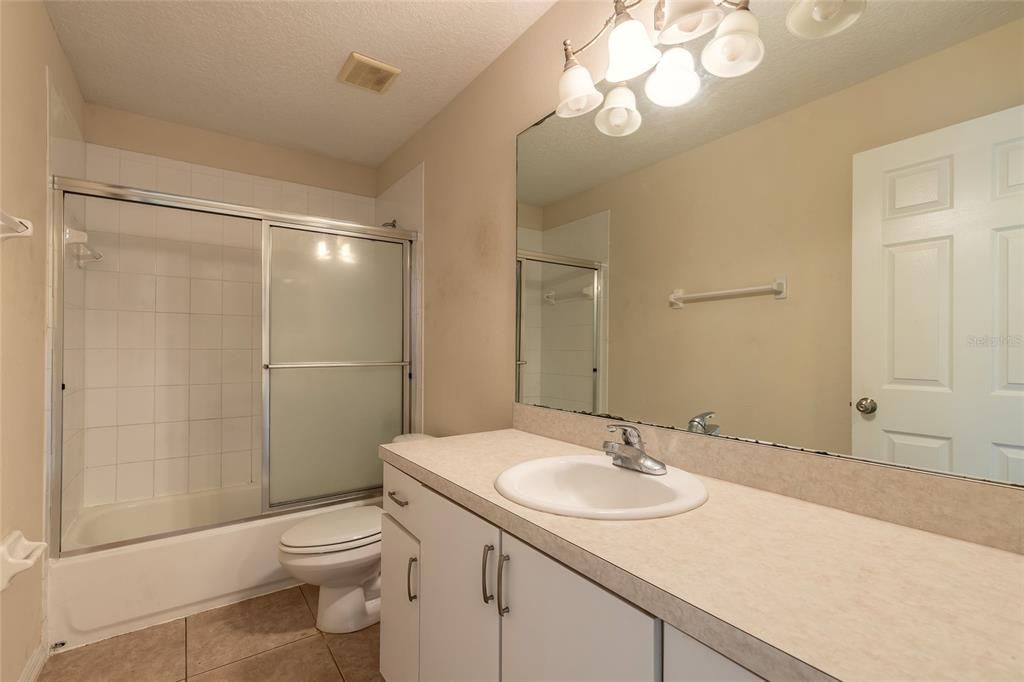 合同活跃: $399,900 (4 贝兹, 2 浴室, 2449 平方英尺)