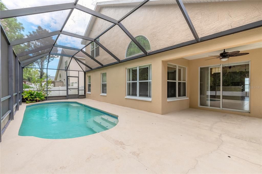 合同活跃: $399,900 (4 贝兹, 2 浴室, 2449 平方英尺)