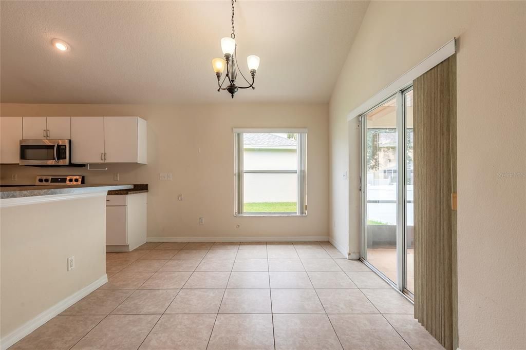 合同活跃: $399,900 (4 贝兹, 2 浴室, 2449 平方英尺)