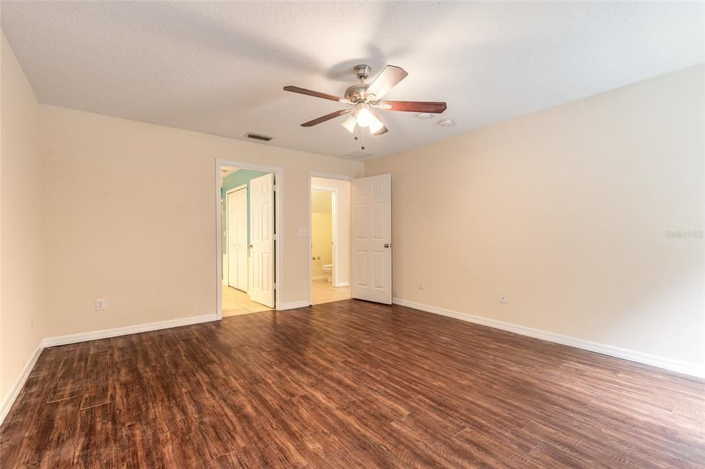 合同活跃: $399,900 (4 贝兹, 2 浴室, 2449 平方英尺)