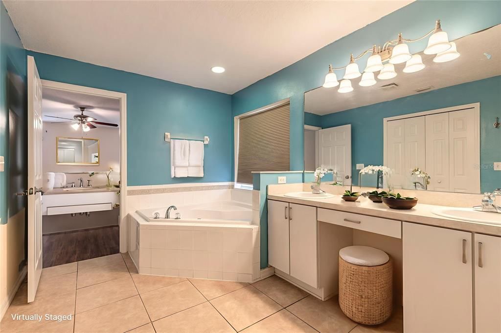 合同活跃: $399,900 (4 贝兹, 2 浴室, 2449 平方英尺)