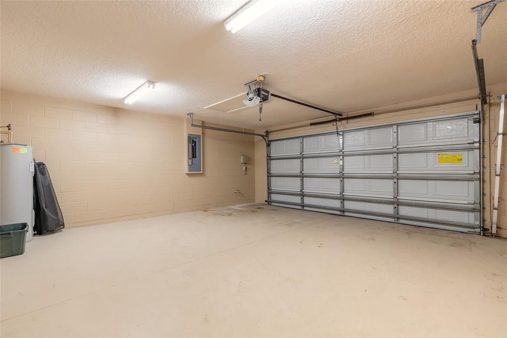 合同活跃: $399,900 (4 贝兹, 2 浴室, 2449 平方英尺)