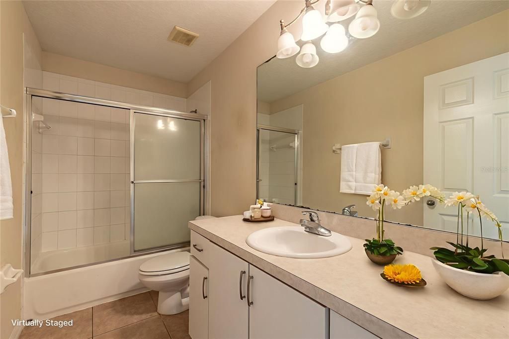 合同活跃: $399,900 (4 贝兹, 2 浴室, 2449 平方英尺)