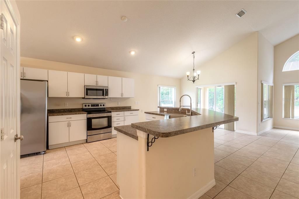 合同活跃: $399,900 (4 贝兹, 2 浴室, 2449 平方英尺)